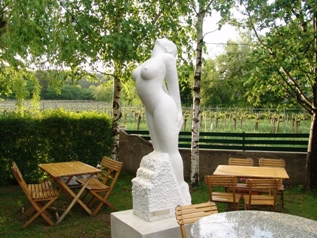 die Figur Balance aus Carrara Marmor in der Heurigengalerie Plos